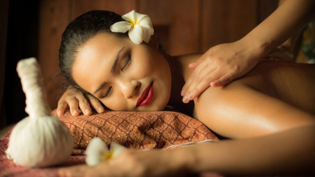 wanita bali yang sedang dipijat