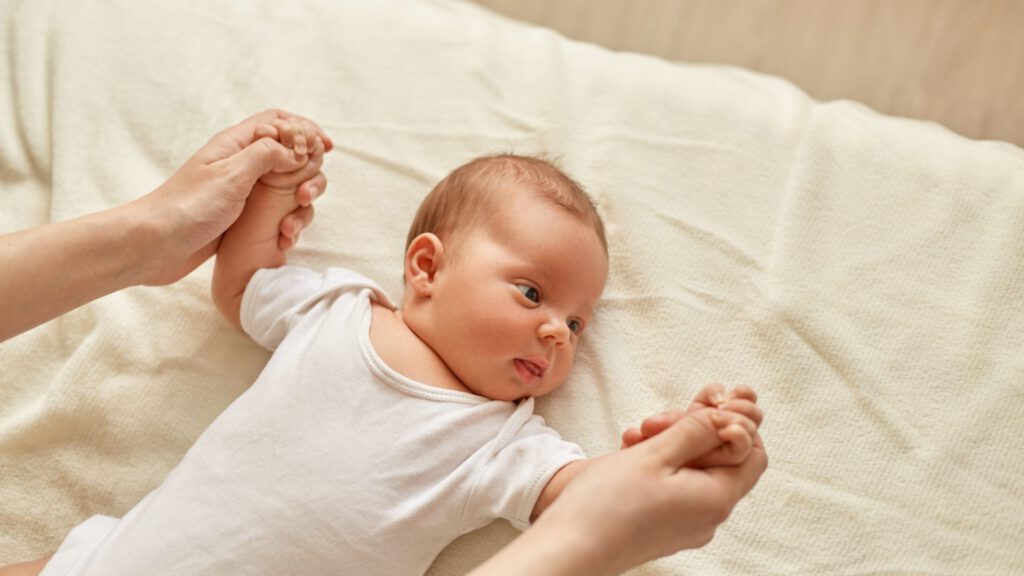 seorang bayi yang sedang berbaring