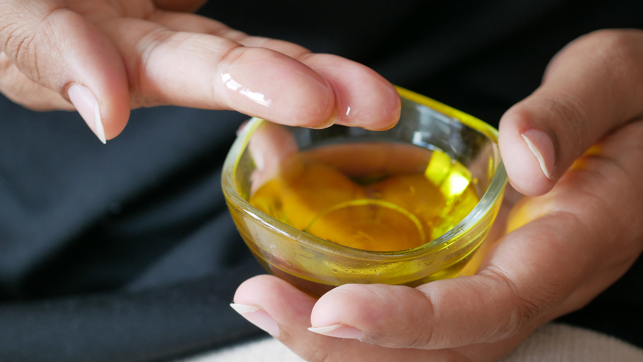 apply oil in hand