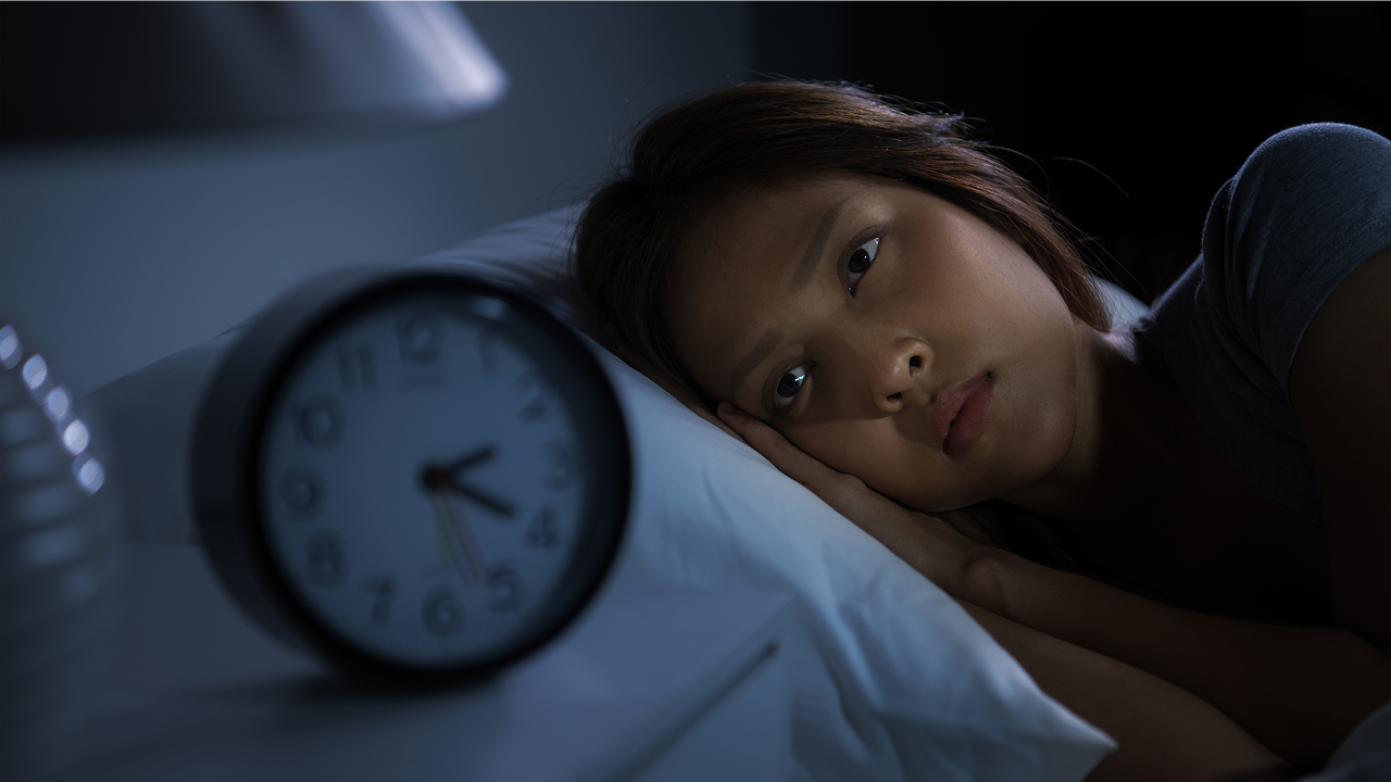 wanita sedang mengalami kesulitan tidur