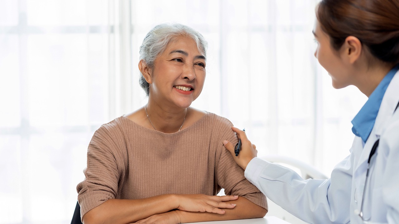 wanita tua mendatangi dokter